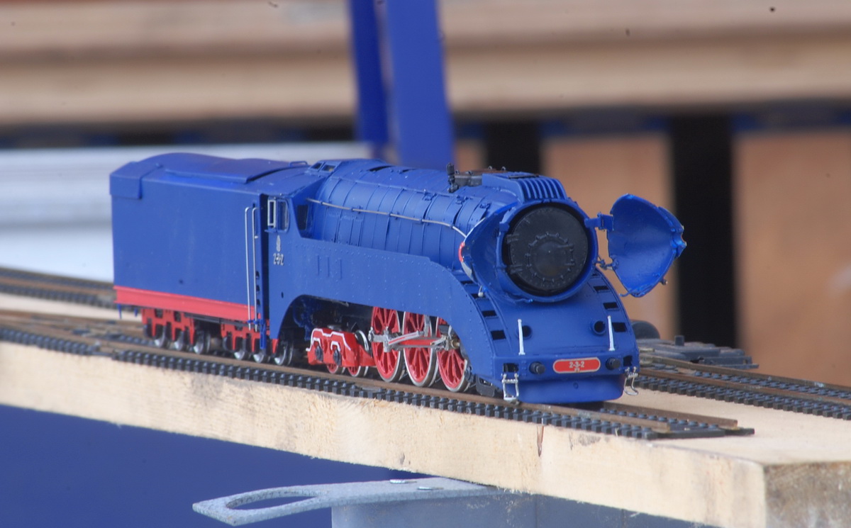 Locomotive 2-3-2V in dark blue livery - Click Image to Close